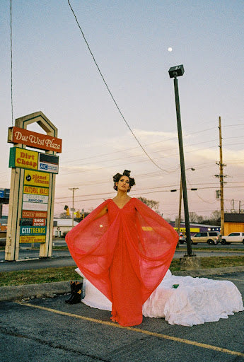 LOLA KIRKE RELEASES MUSIC VIDEO FOR “PINK SKY”